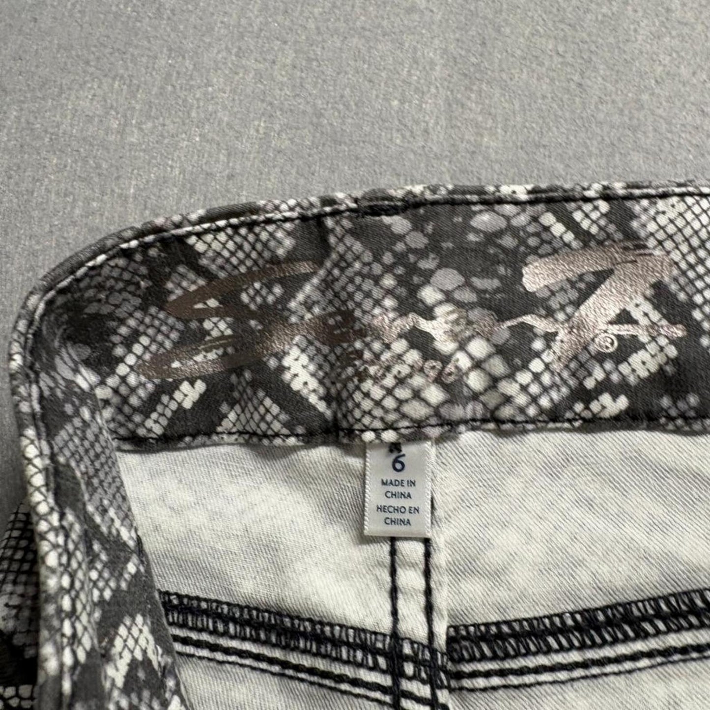 Seven7 Tummyless High Rise Skinny Jeans Womens Size 6 Gray Snakeskin Print