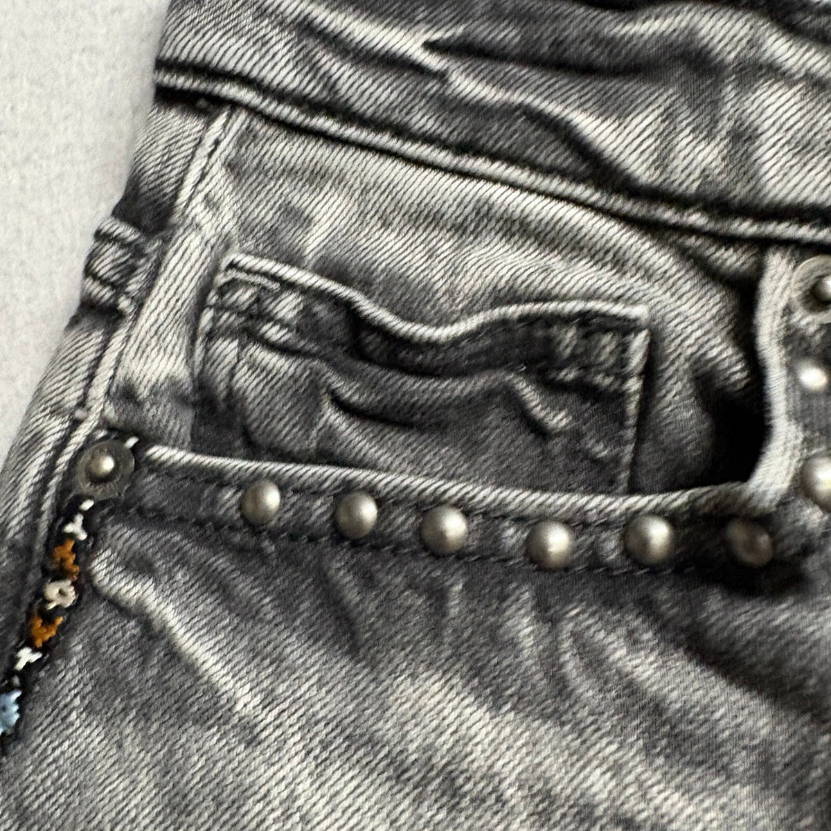 Arizona Jean Co Highest Rise Vintage Straight Jeans Womens Size 3 Gray Studded