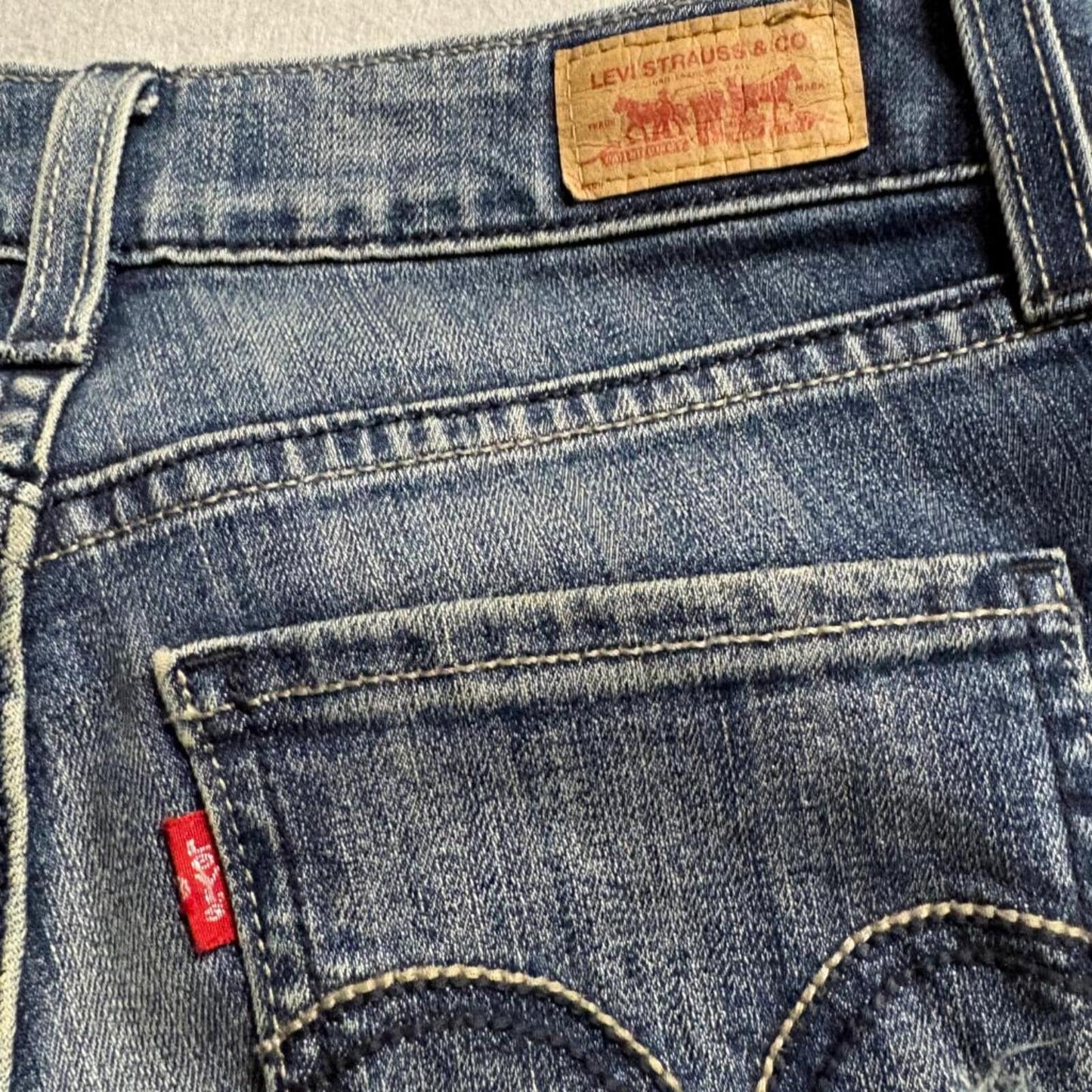 Levis 528 Curvy Cut Jeans Womens 3 Medium Blue Denim Slim Straight Leg Stretch