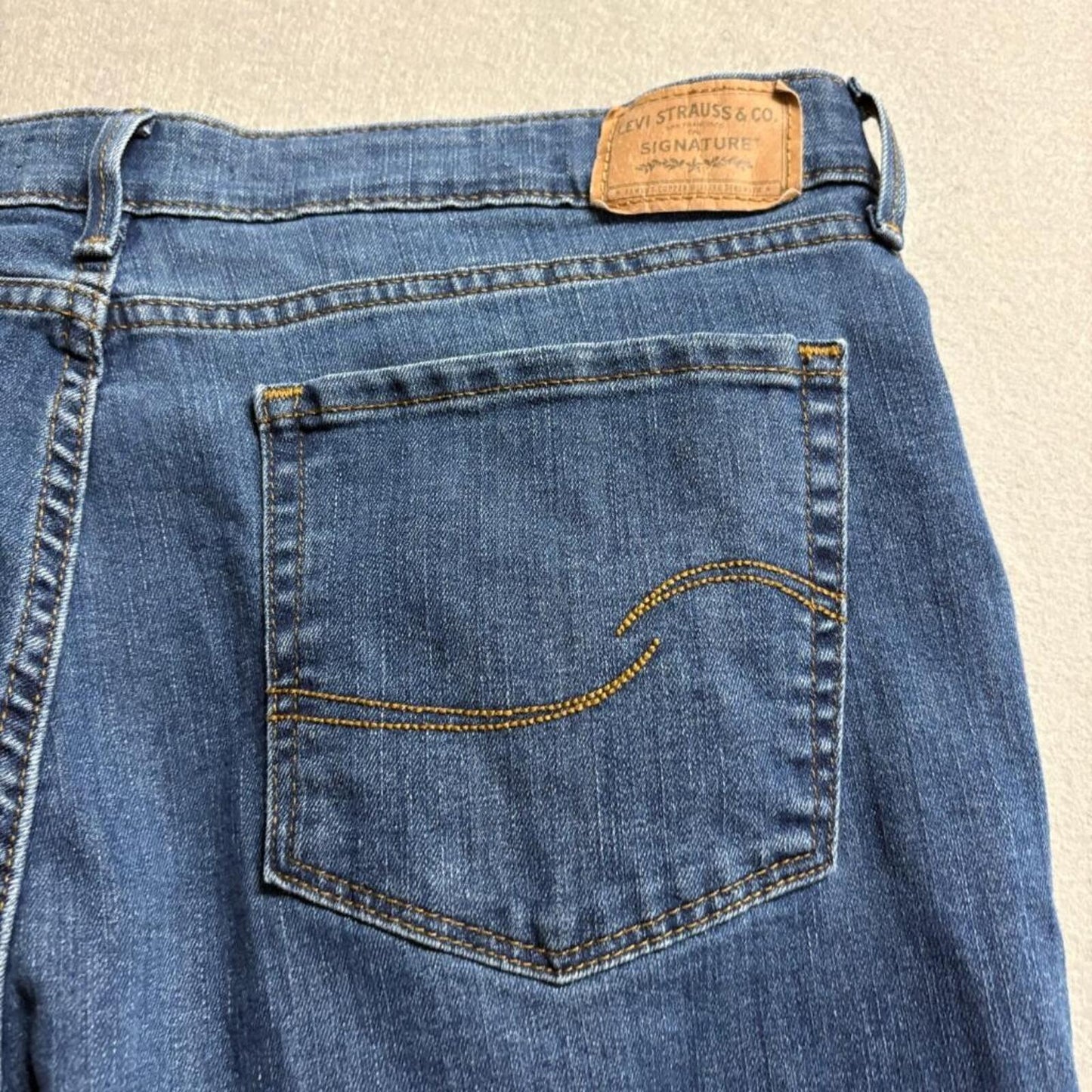 Signature by Levi Strauss Co Womens Mid Rise Capri Jeans Size 16 Blue Denim