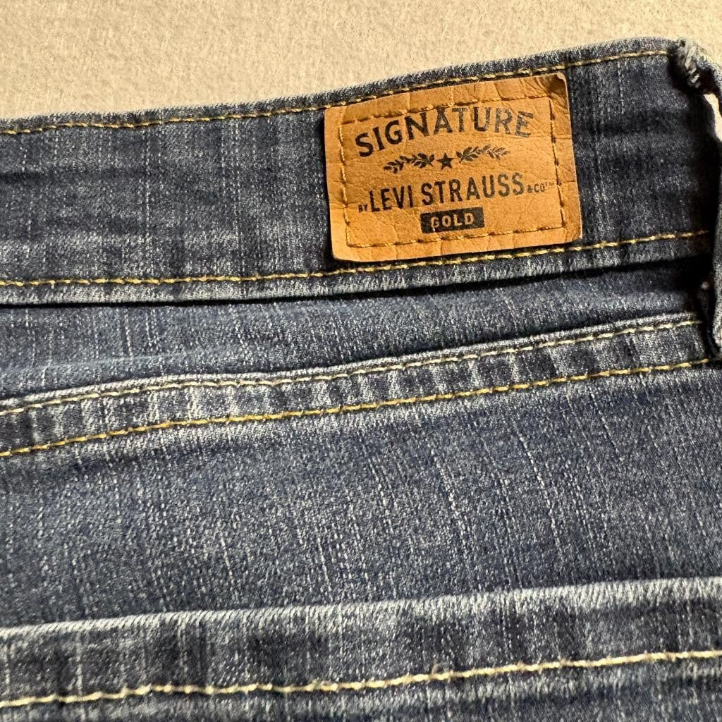 Signature by Levi Strauss Co Gold Womens Mid Rise Straight Jeans Size 6S W28 L30