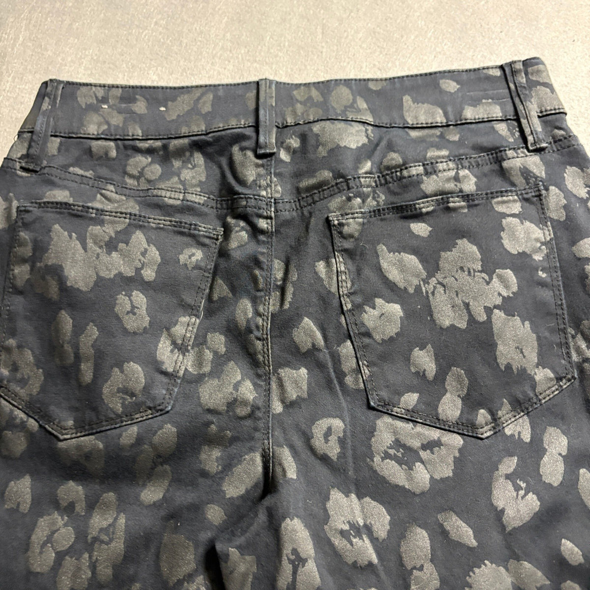 Chicos Jeans Womens 0.5R Black Gray Leopard Print Slim Leg Stretch Denim Pants
