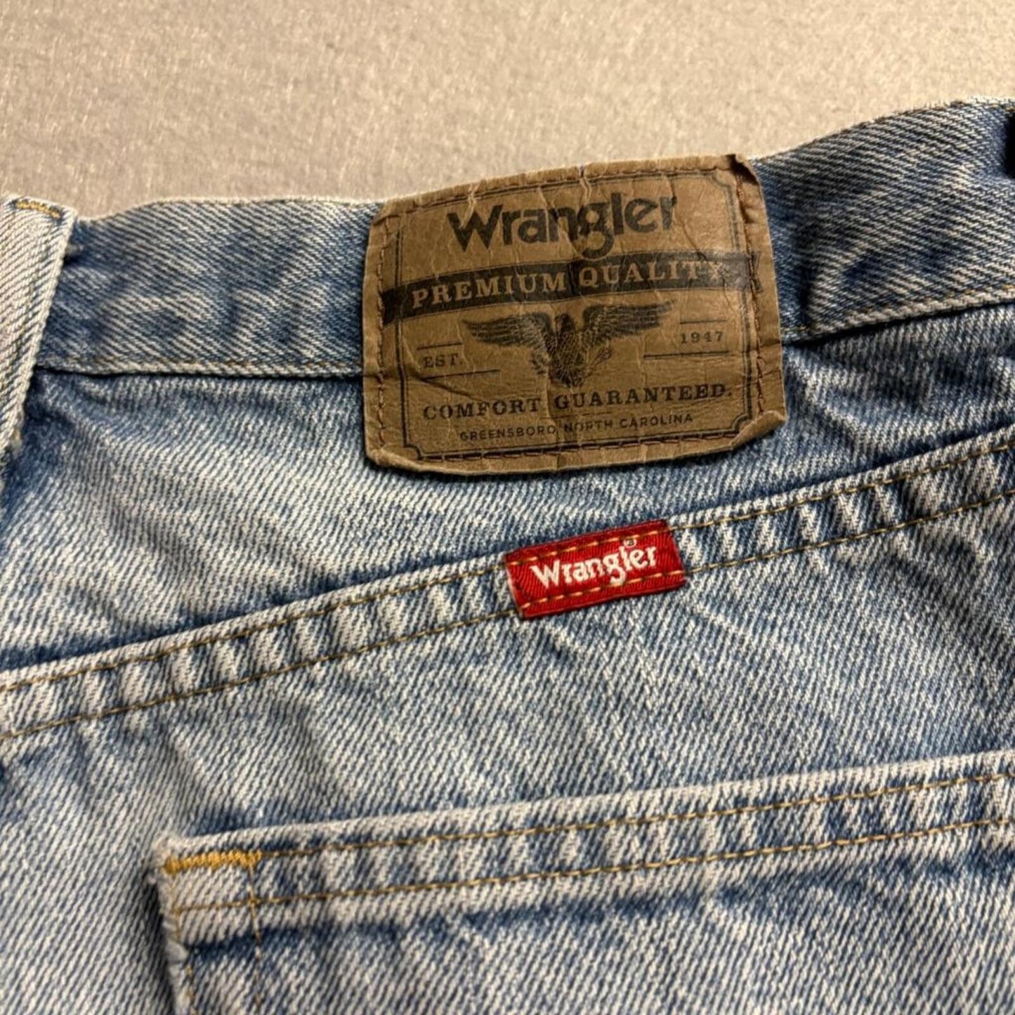Wrangler Premium Quality Jeans Mens 32x30 Light Wash Distressed Blue Denim