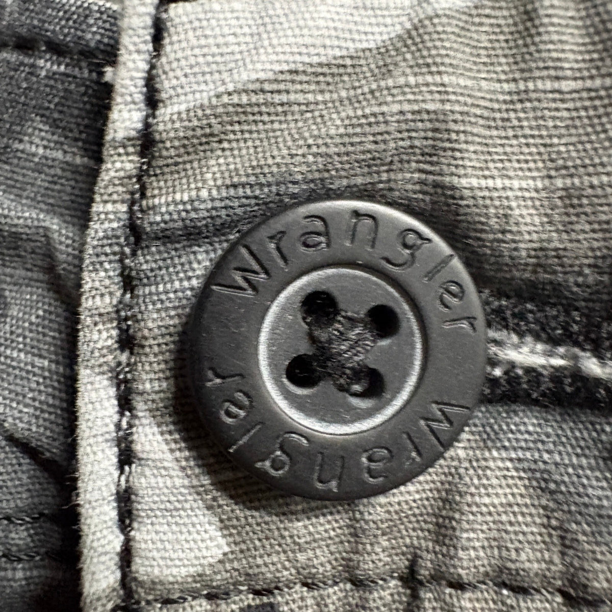 Wrangler Mens Cargo Shorts Size 48 Gray Camo Relaxed Fit Stretch Cotton Blend