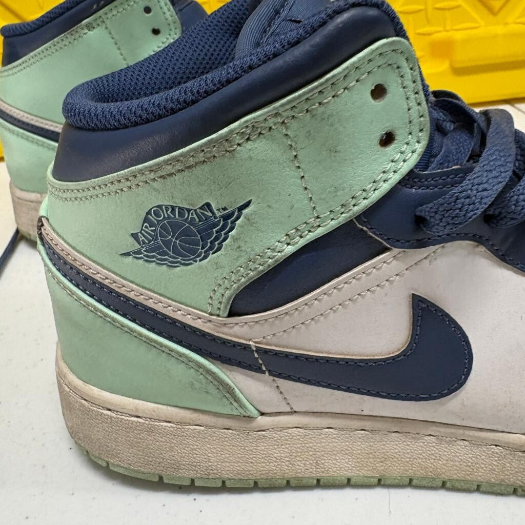 Nike Air Jordan 1 Mid GS Mystic Navy Mint Foam 554725-413 Size 6.5Y Sneakers