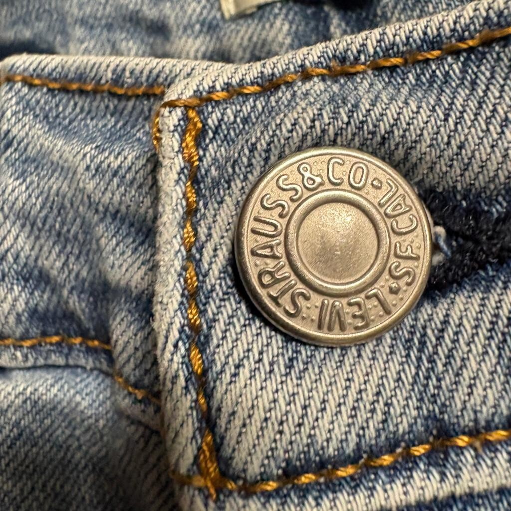 Levis Wedgie Straight Jeans Womens 26 Light Wash Distressed Raw Hem Denim
