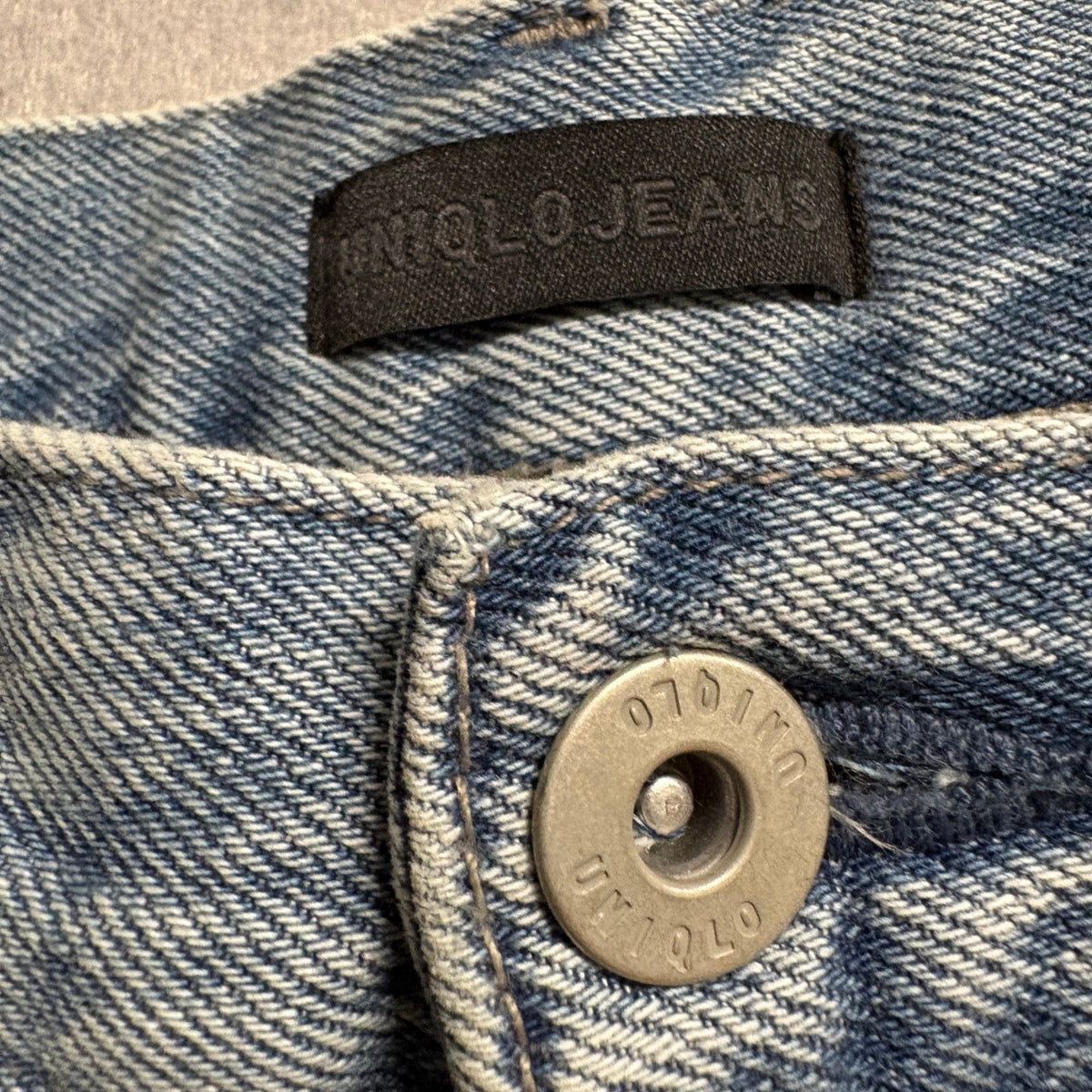 Uniqlo Jeans Womens 25 Wide Fit Tapered Blue Denim Distressed Raw Hem 24 Inseam