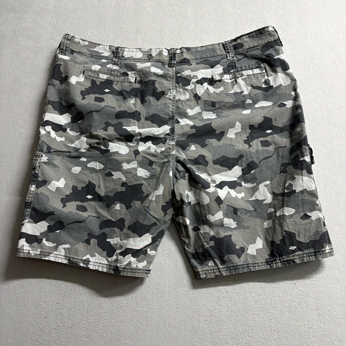 Wrangler Mens Cargo Shorts Size 48 Gray Camo Relaxed Fit Stretch Cotton Blend
