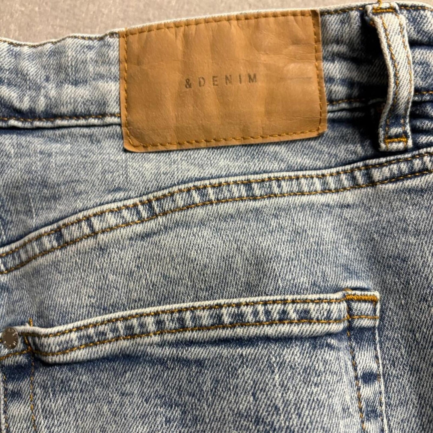 H&M &Denim Mom Jeans Womens 6 High Waist Light Acid Wash Blue Denim