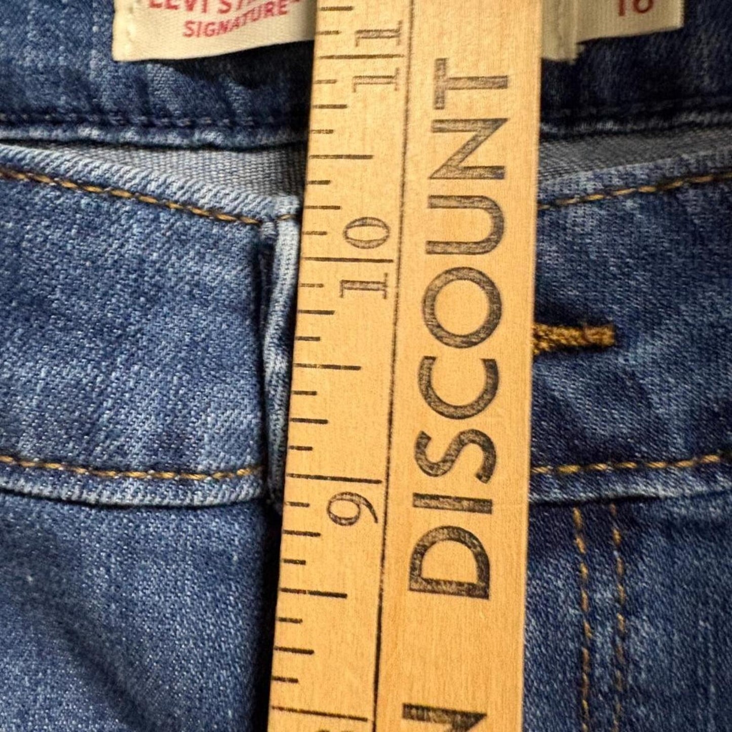 Signature by Levi Strauss Co Womens Mid Rise Capri Jeans Size 16 Blue Denim