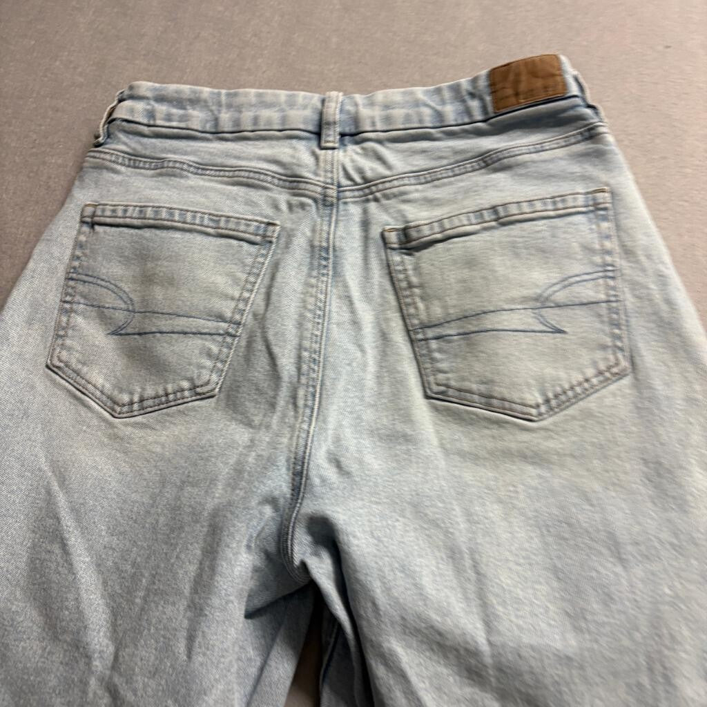 American Eagle Curvy Mom Jeans Womens 8 Short Light Wash Denim High Rise Strigid