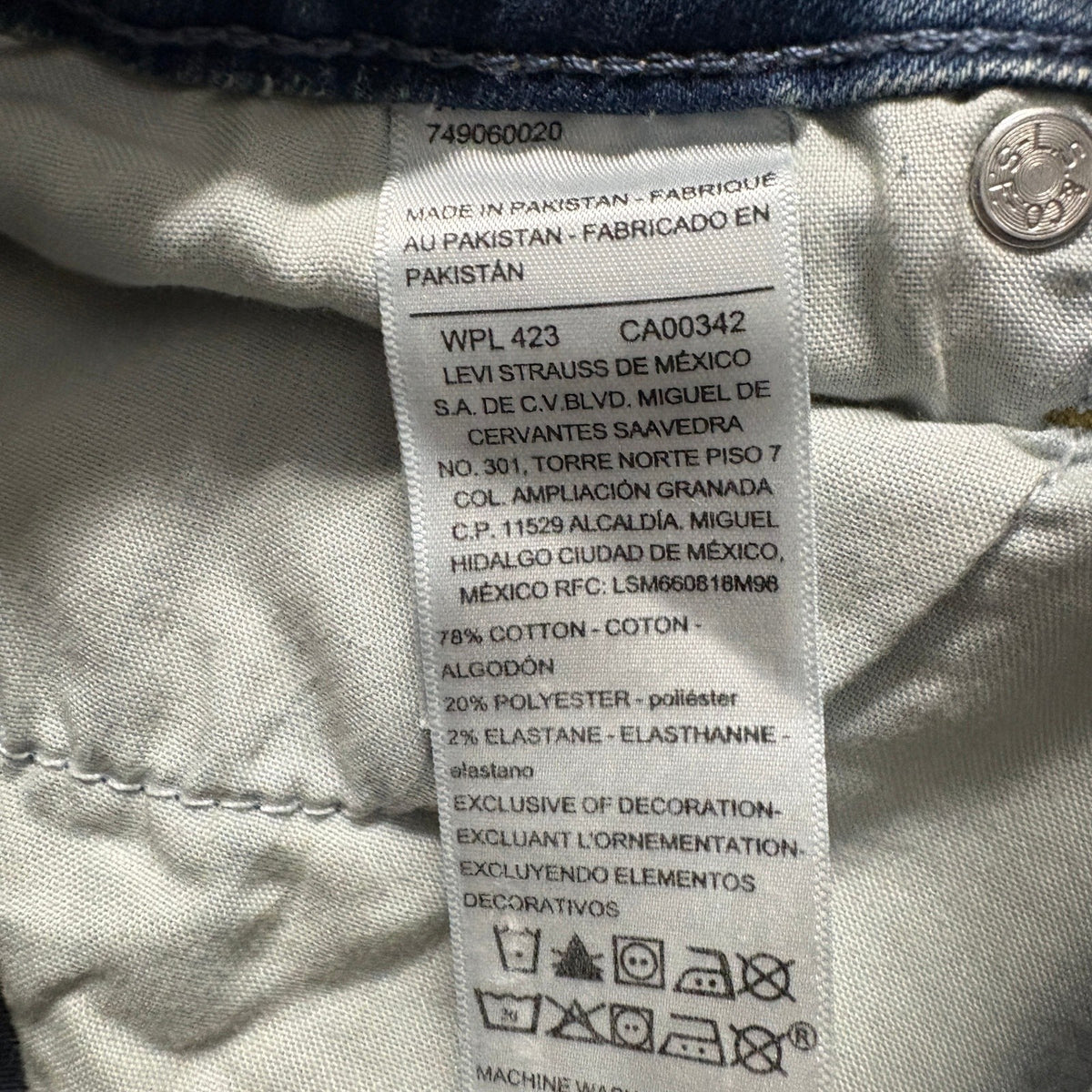 Signature by Levi Strauss & Co Women Size 14 Mid-Rise Capri Denim Jeans Blue