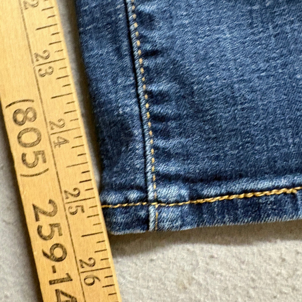 Levi's Classic Straight Jeans Womens Size 4 S 27x28 Medium Wash Blue Denim Pants