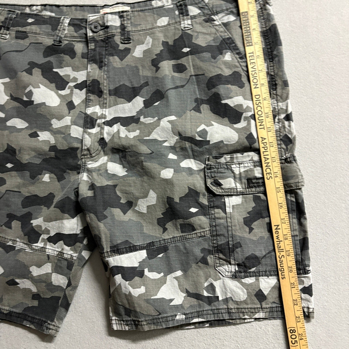 Wrangler Mens Cargo Shorts Size 48 Gray Camo Relaxed Fit Stretch Cotton Blend