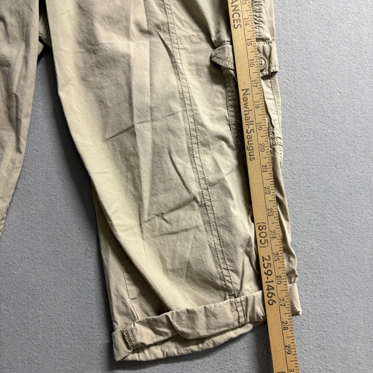 St. John's Bay Capri Cargo Pants Women Size 14 Beige Khaki Stretch Knit Waist