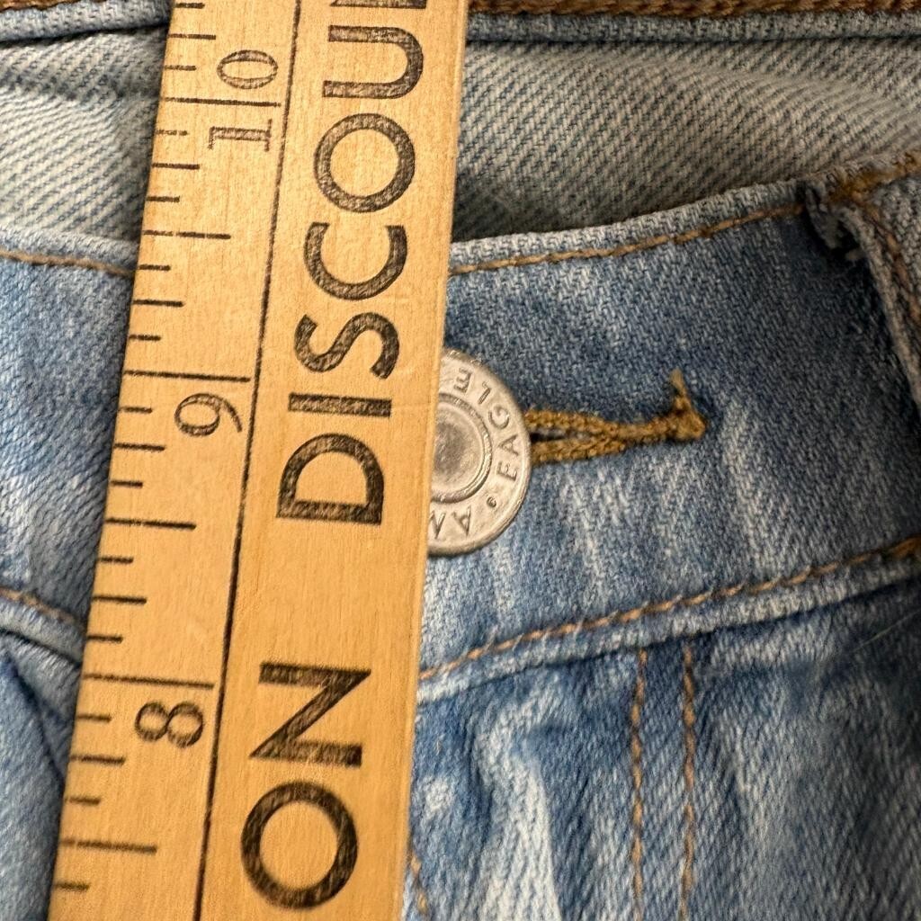 American Eagle Distressed Mom Jeans Womens Size 8 Light Wash Blue 100% Cotton