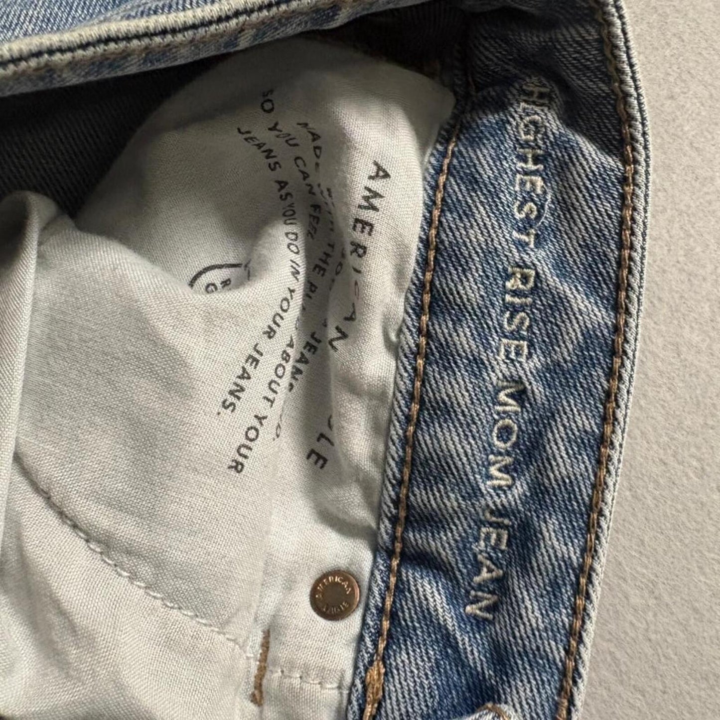 American Eagle Highest Rise Mom Jeans Womens 8 Regular Blue Distressed Pockets