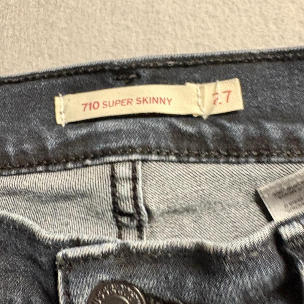 Levi's 710 Super Skinny Jeans Womens 27 Dark Wash Raw Hem Stretch Denim W27 L30