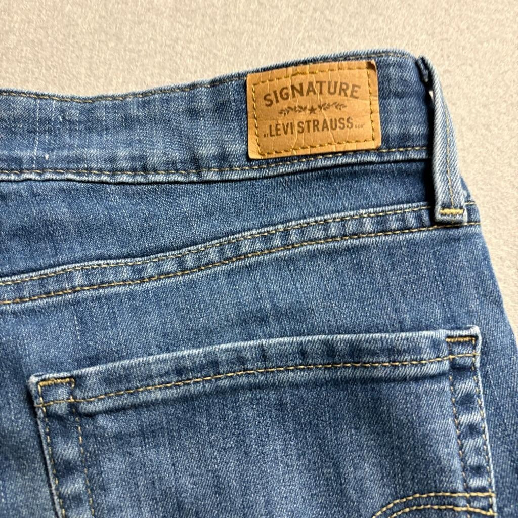 Signature by Levi Strauss Co Womens Mid Rise Capri Jeans Size 6 Blue Denim