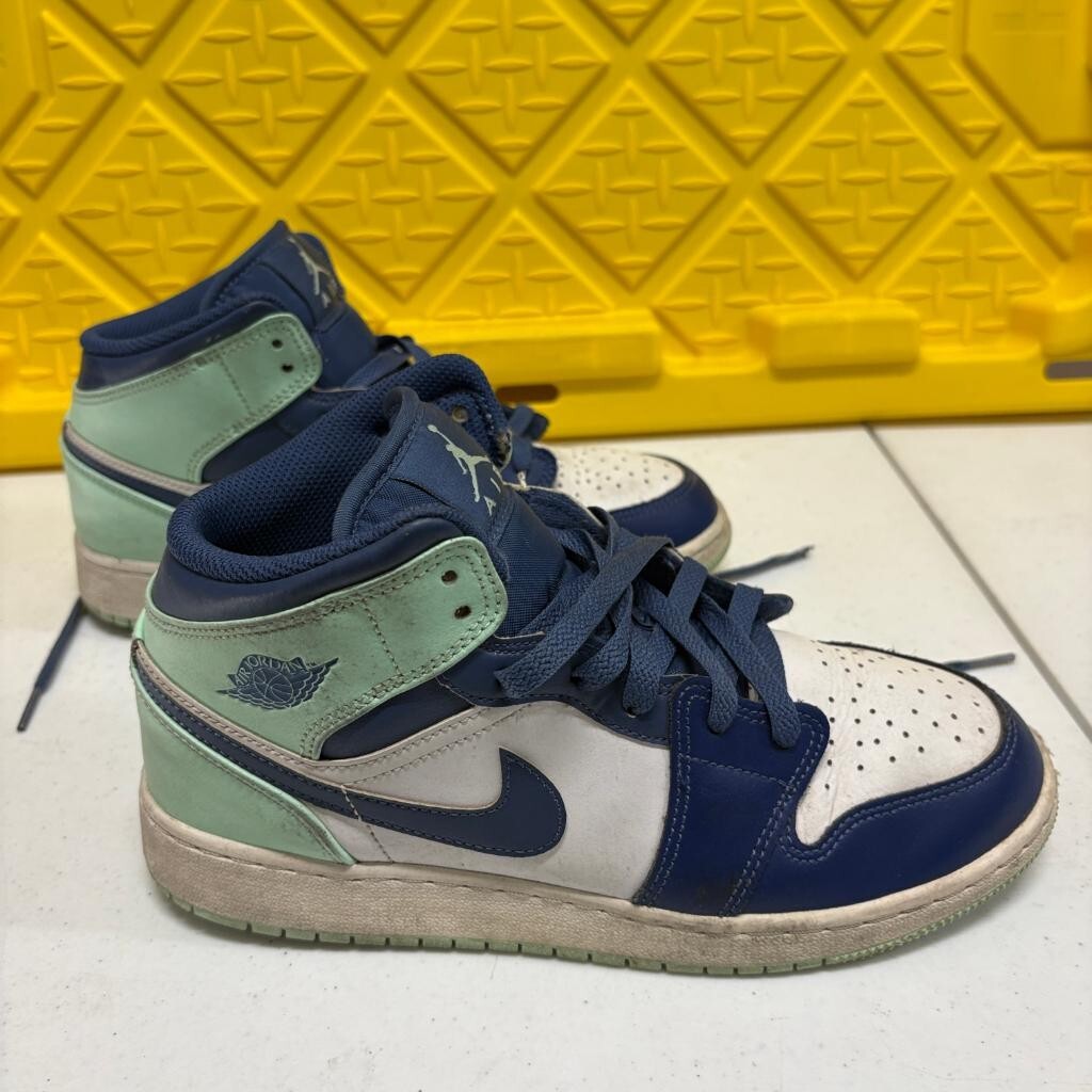 Nike Air Jordan 1 Mid GS Mystic Navy Mint Foam 554725-413 Size 6.5Y Sneakers