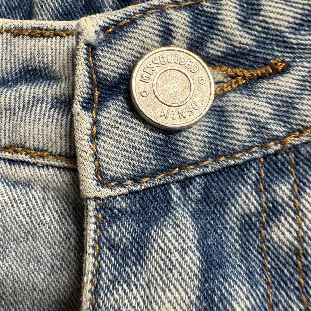 Missguided Riot High Rise Mom Jeans Womens US 2 Distressed Ripped Light Wash