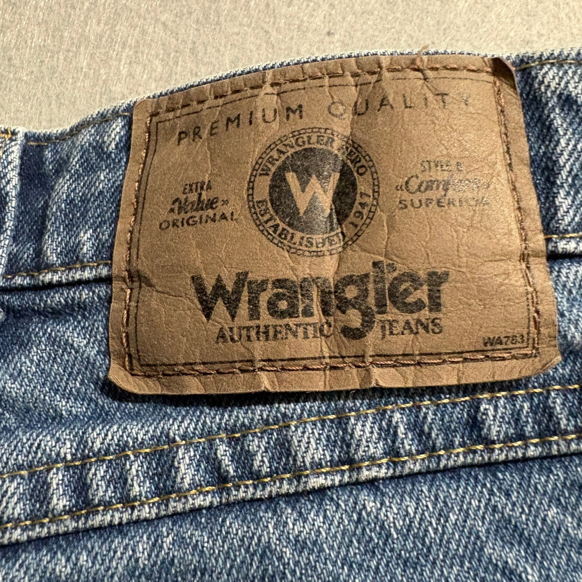Wrangler Authentic Mens Jeans 40x32 Regular Fit Medium Wash Denim Stretch