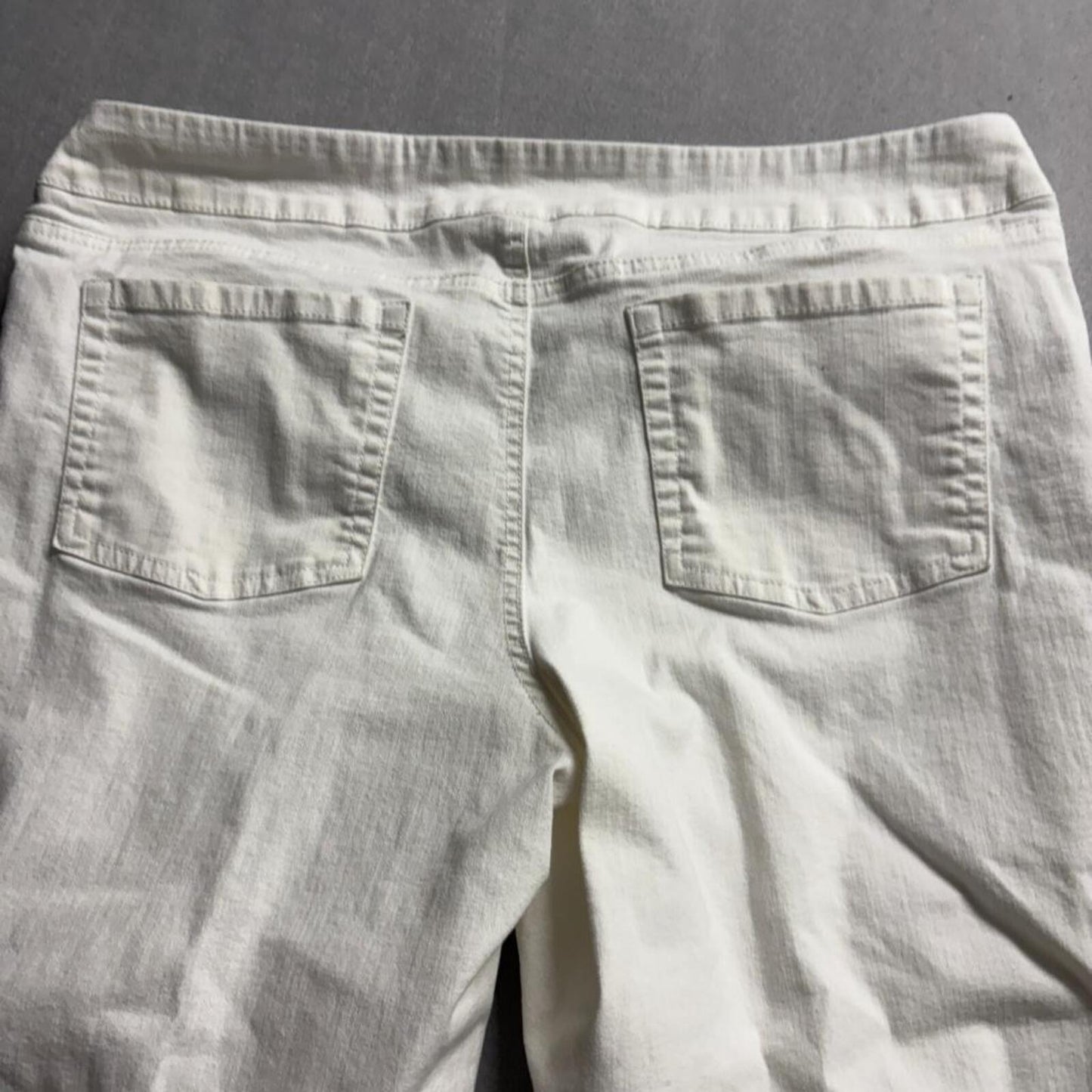 The Pioneer Woman White Embroidered Crop Jeans Womens XL Pull On Floral Cuffed