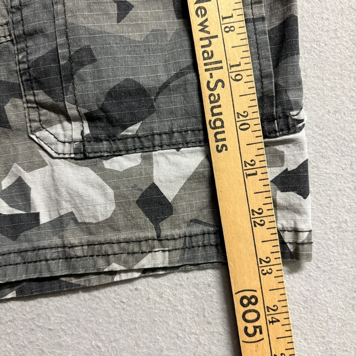 Wrangler Mens Cargo Shorts Size 48 Gray Camo Relaxed Fit Stretch Cotton Blend