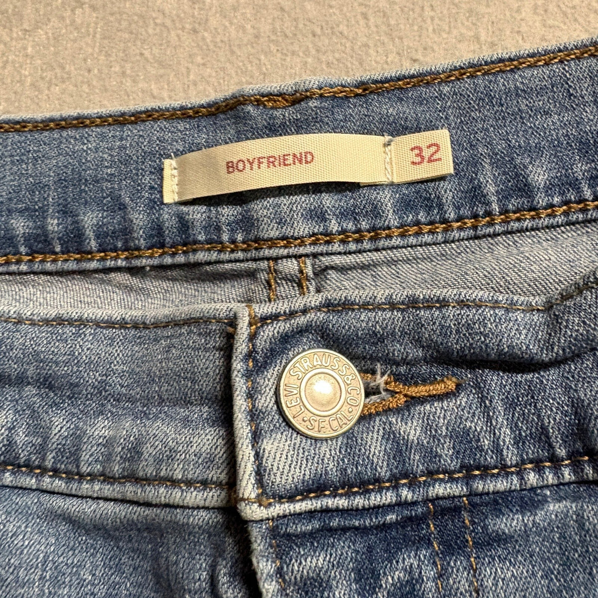 Levi's Boyfriend Jeans Womens Size 32 Medium Wash Distressed Ripped Denim Pants