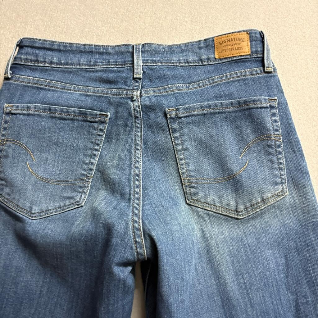 Signature by Levi Strauss Co Womens Mid Rise Capri Jeans Size 6 Blue Denim
