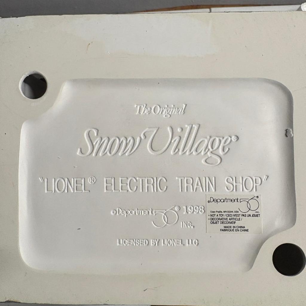 Department 56 Snow Village Lionel Electric Train Shop 54947 Christmas House Box