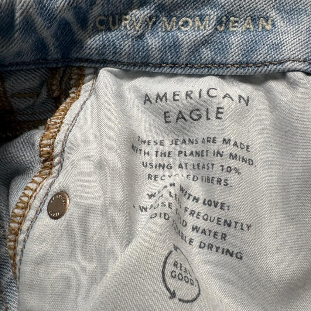 American Eagle Curvy Mom Jeans Womens 8 Short Light Wash Denim High Rise Strigid
