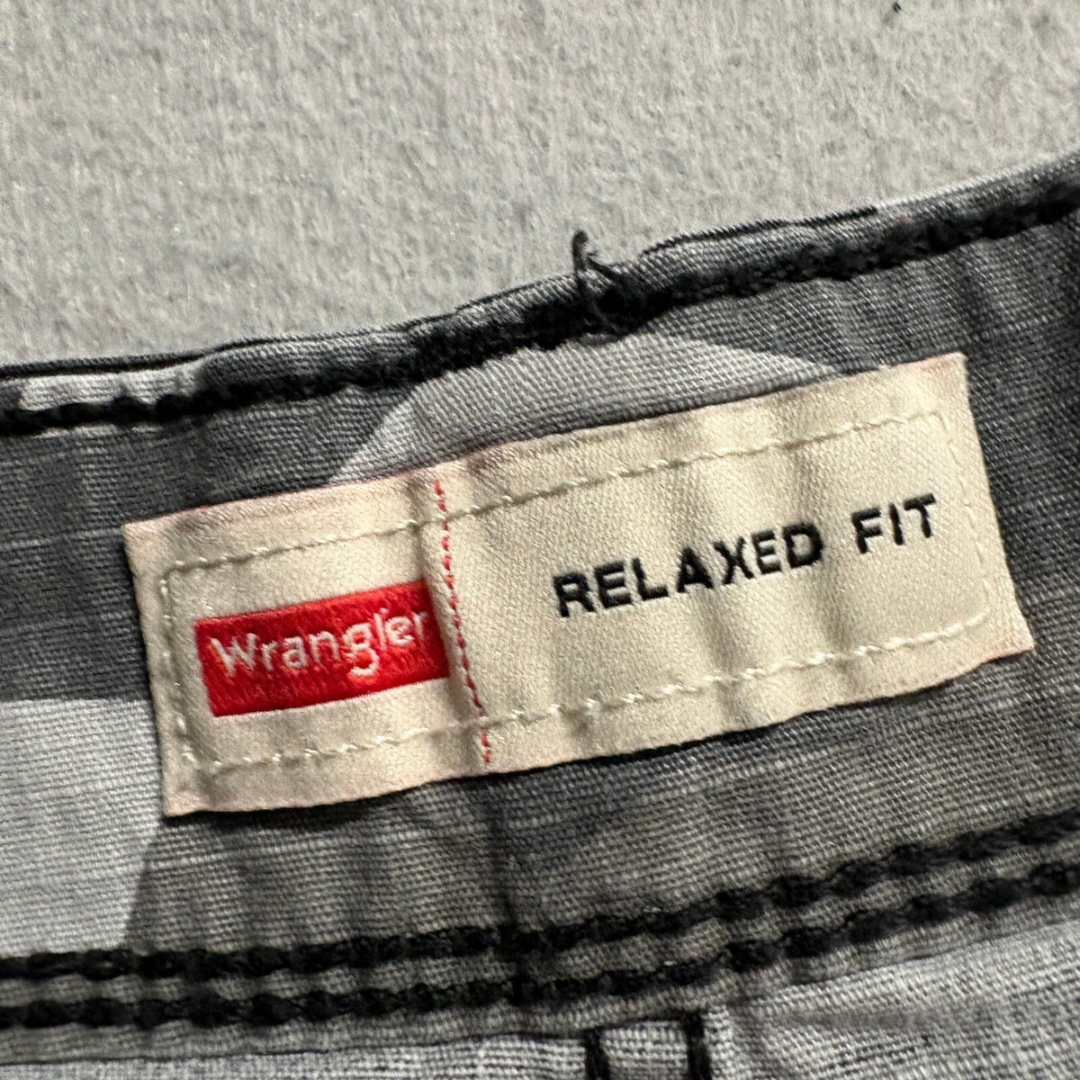 Wrangler Mens Cargo Shorts Size 48 Gray Camo Relaxed Fit Stretch Cotton Blend