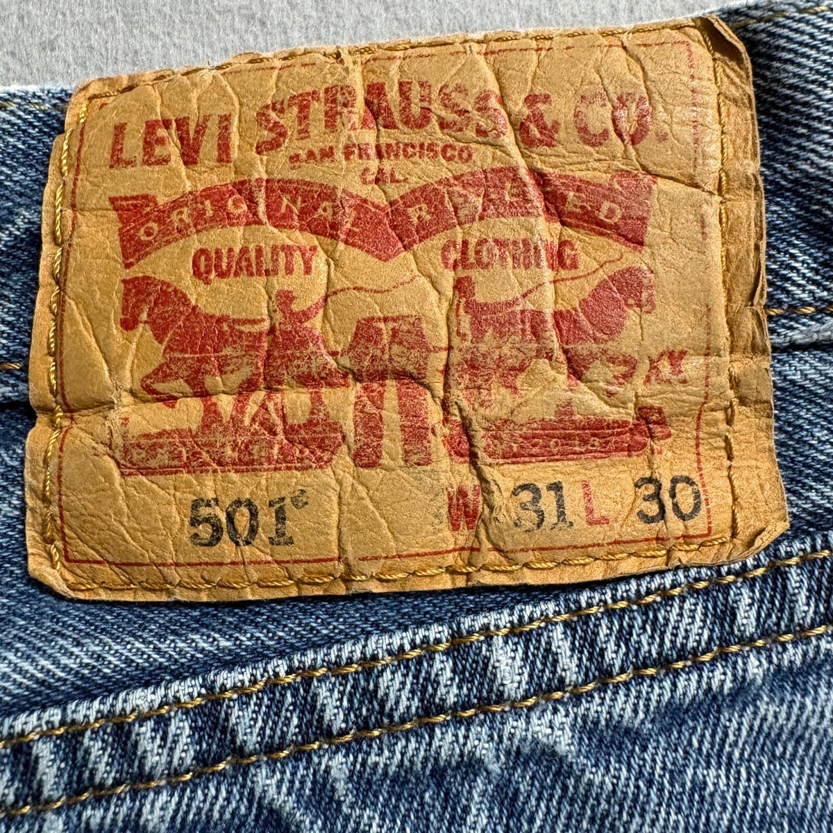 Levis 501 Original Fit Jeans Mens 31x30 Light Wash Button Fly Denim Blue