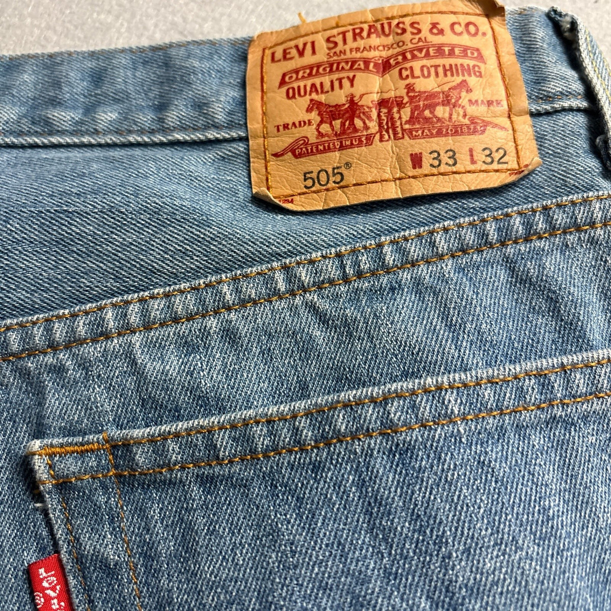 Levis 505 Regular Fit Jeans Mens Size 33x32 Medium Wash Blue Denim 100 Cotton