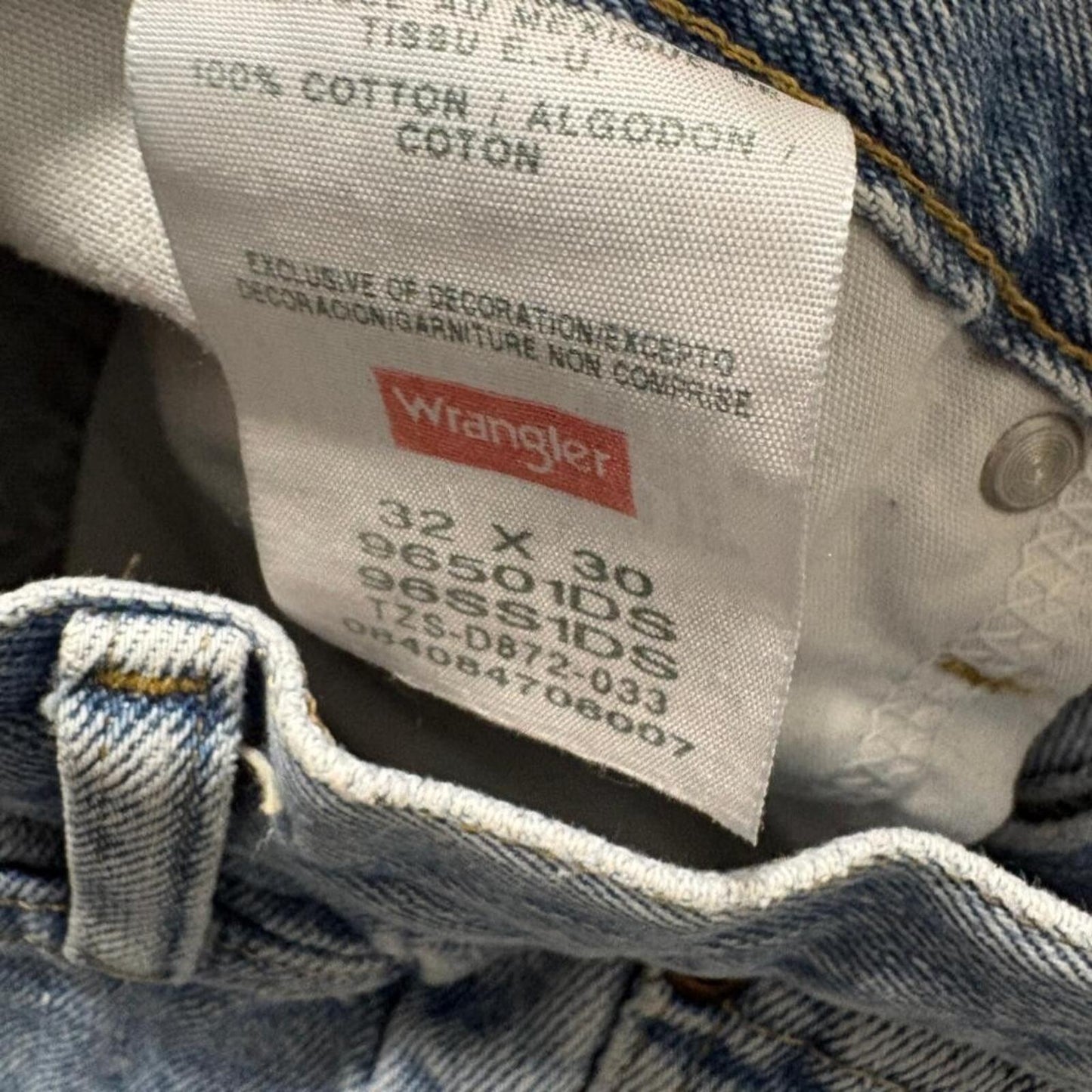 Wrangler Premium Quality Jeans Mens 32x30 Light Wash Distressed Blue Denim