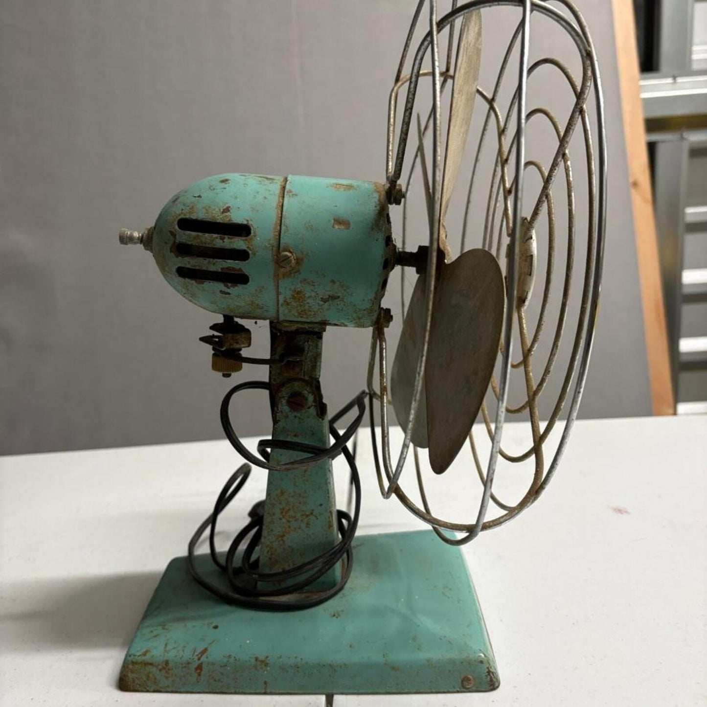 Vintage Eskimo Fan Model 101004 McGraw-Edison Teal Blue Metal Desk Table Fan