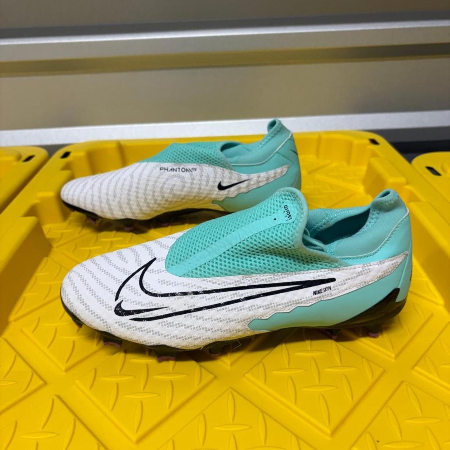 Nike Phantom GX Academy DF FG MG Mens Size 8 Soccer Cleats White Teal DD9472-300