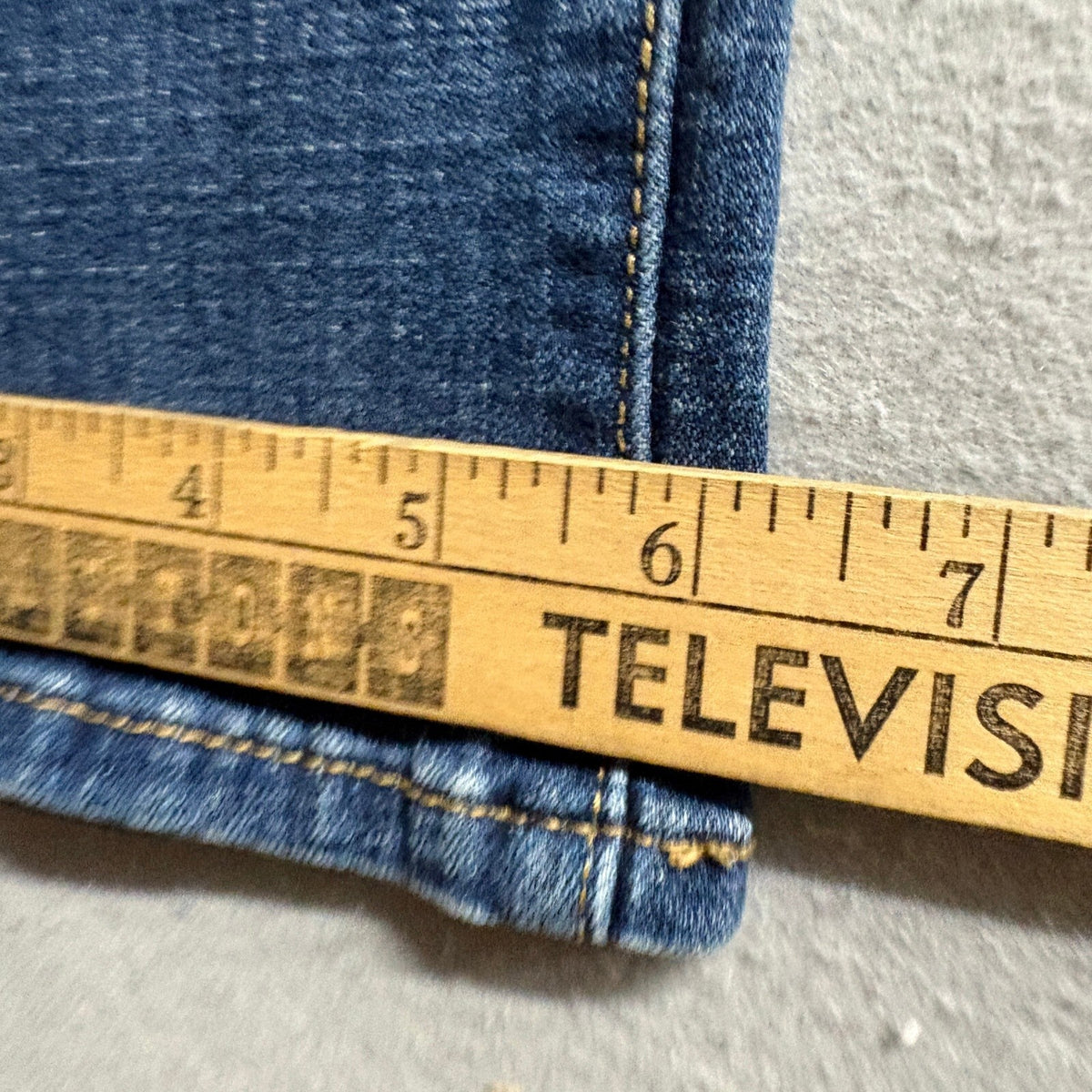 Levi's Classic Straight Jeans Womens Size 4 S 27x28 Medium Wash Blue Denim Pants