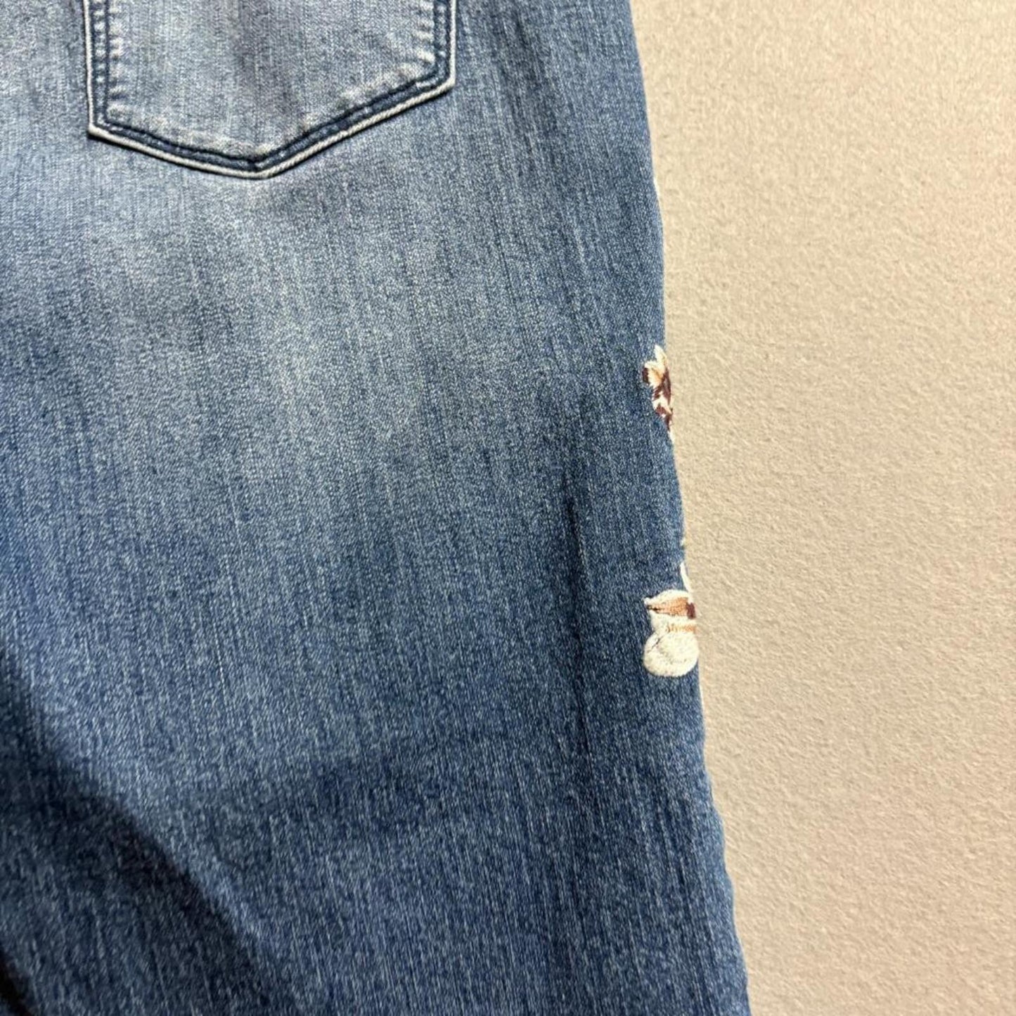 Jennifer Lopez Floral Embroidered Capri Jeans Womens Size 8 Blue Denim Stretch