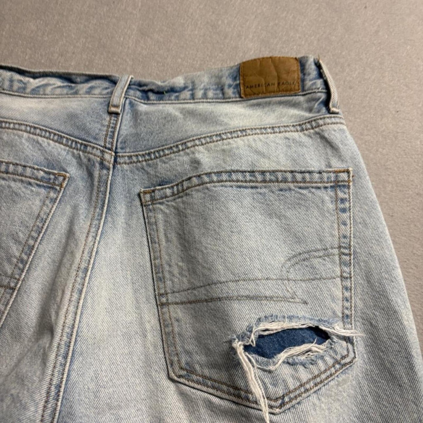 American Eagle 90s Boyfriend Jeans Womens Size 2 Light Wash Distressed Raw Hem