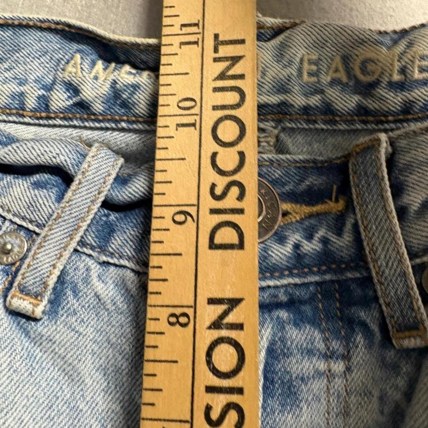 American Eagle 90s Boyfriend Jeans Womens Size 2 Light Wash Distressed Raw Hem
