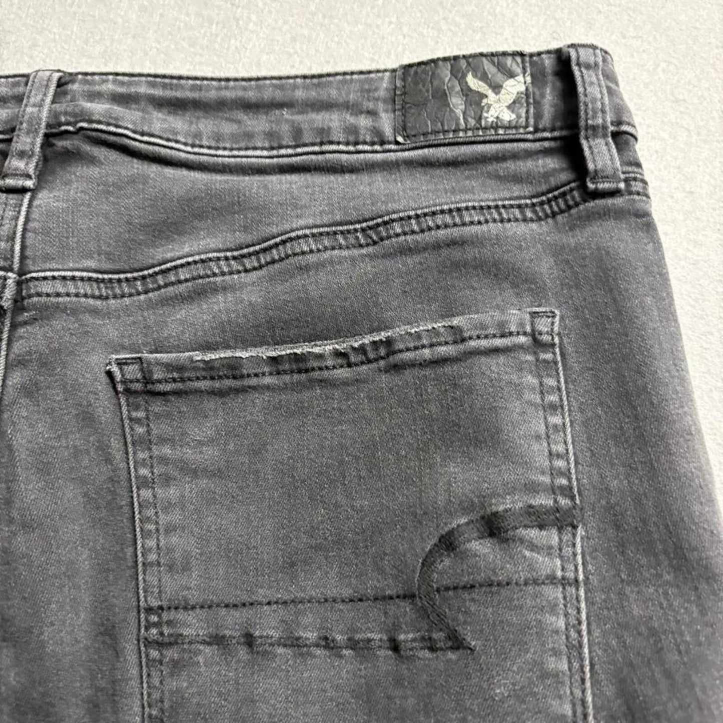 American Eagle Super Hi-Rise Jegging Womens 14 Black Distressed Ripped Knee