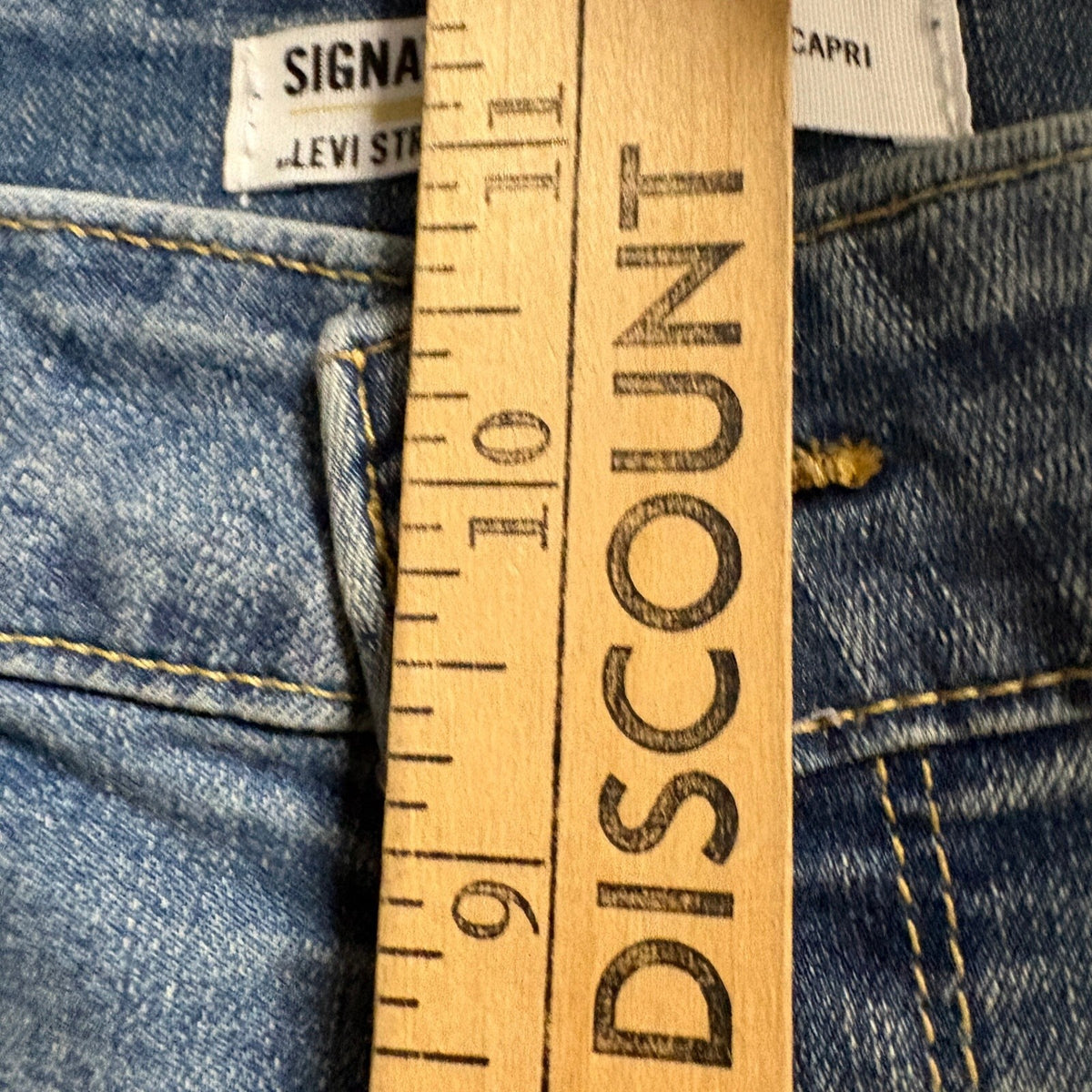 Signature by Levi Strauss & Co Women Size 14 Mid-Rise Capri Denim Jeans Blue