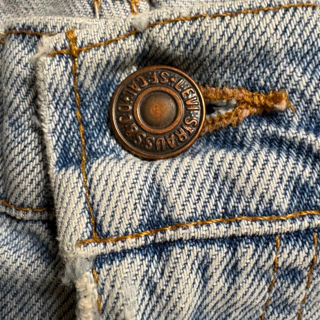 Vintage Levis 550 Denim Shorts Mens 40 Blue Light Wash Relaxed Fit Made in USA