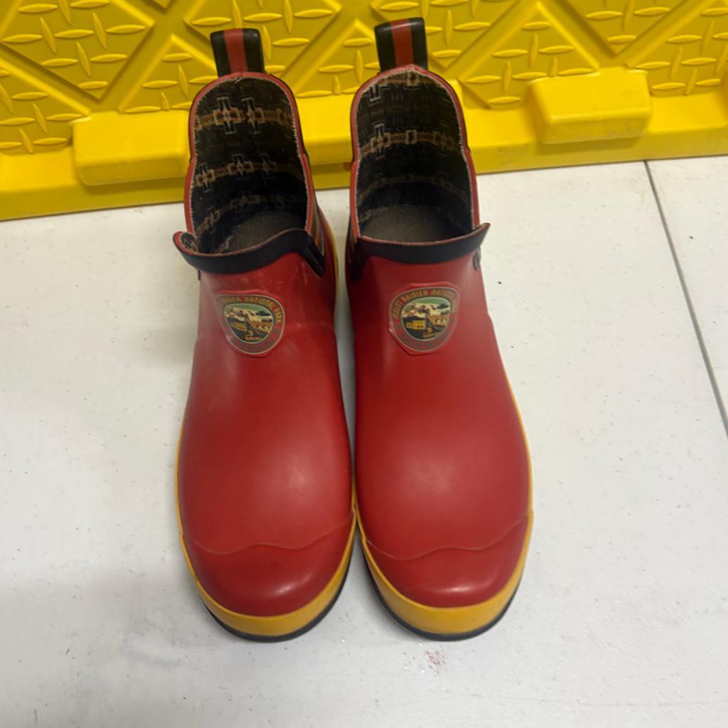 Pendleton Mount Rainier National Park Rain Boots Womens Size 10 Red Yellow
