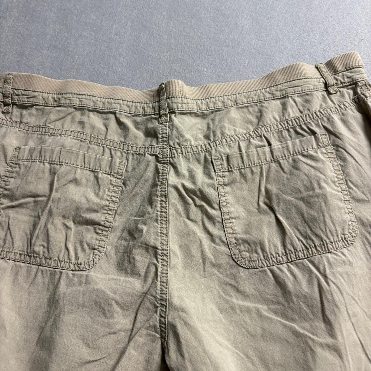 St. John's Bay Capri Cargo Pants Women Size 14 Beige Khaki Stretch Knit Waist