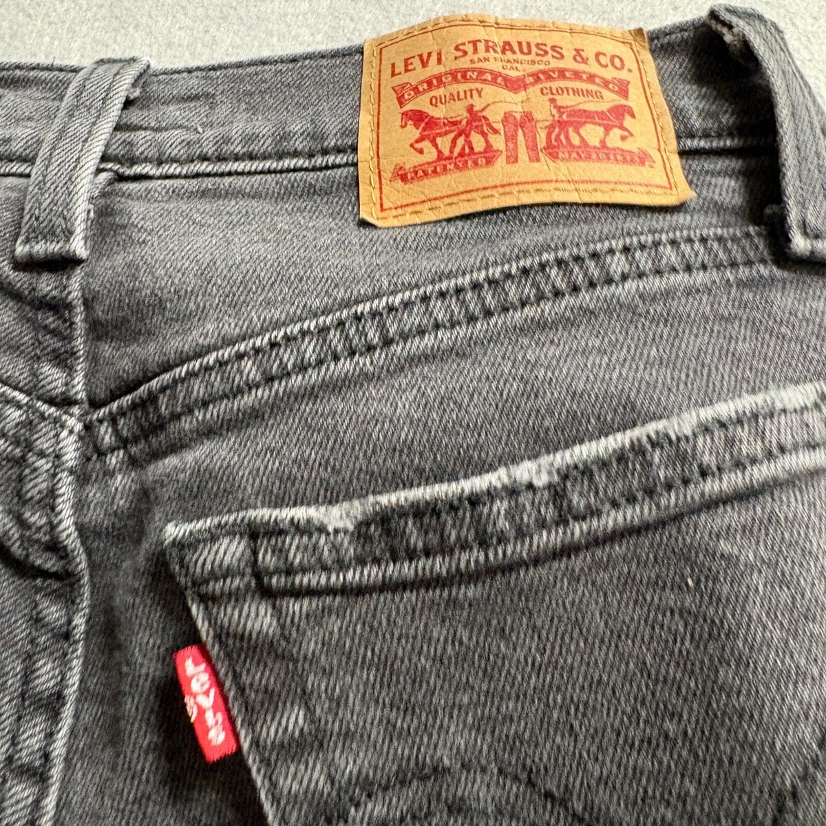 Levi's Wedgie Straight Jeans Womens 26 Distressed Black Denim High Rise W26 L28