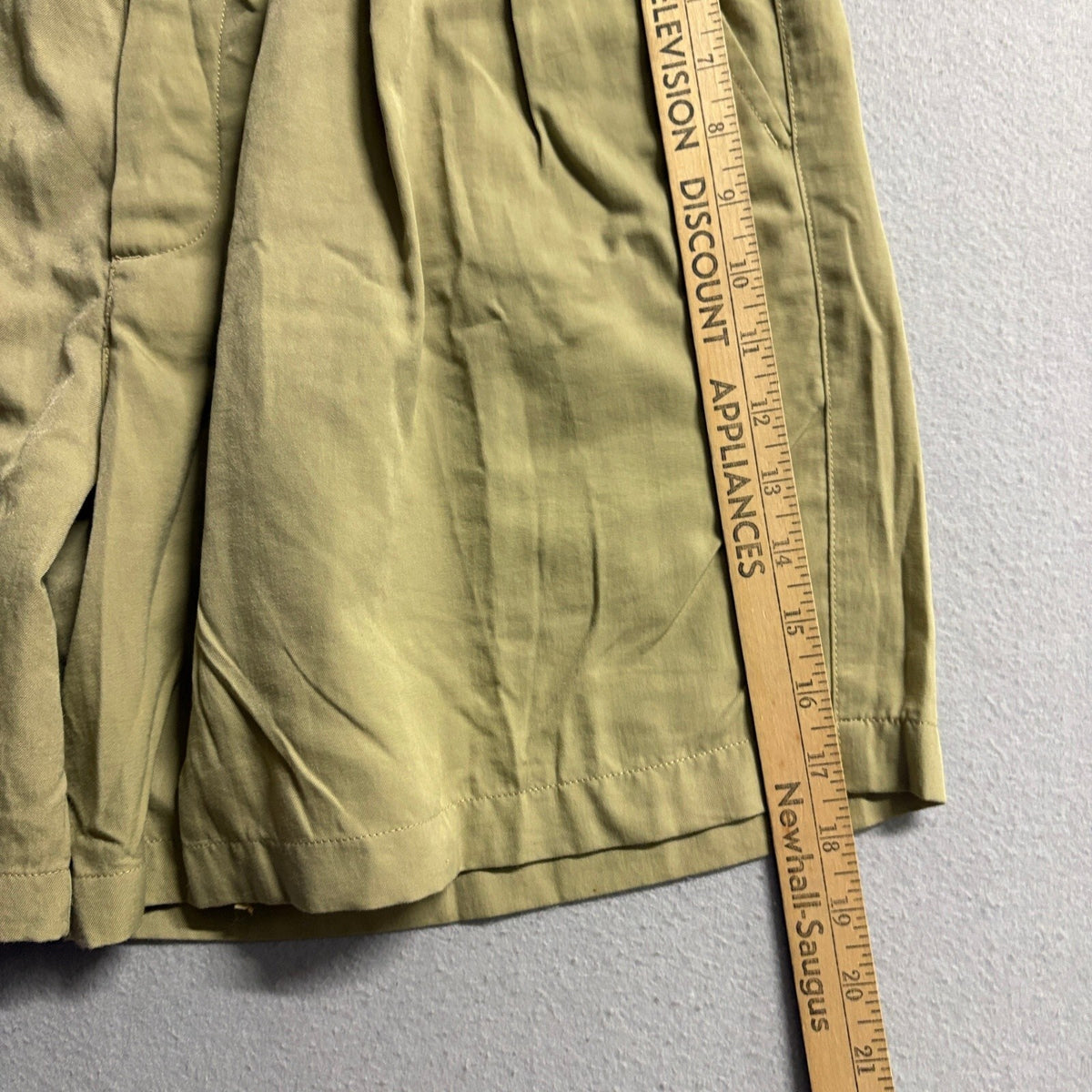 TravelSmith Mens 34 Khaki Tan Pleated Gurkha Side Buckle Nylon Travel Shorts