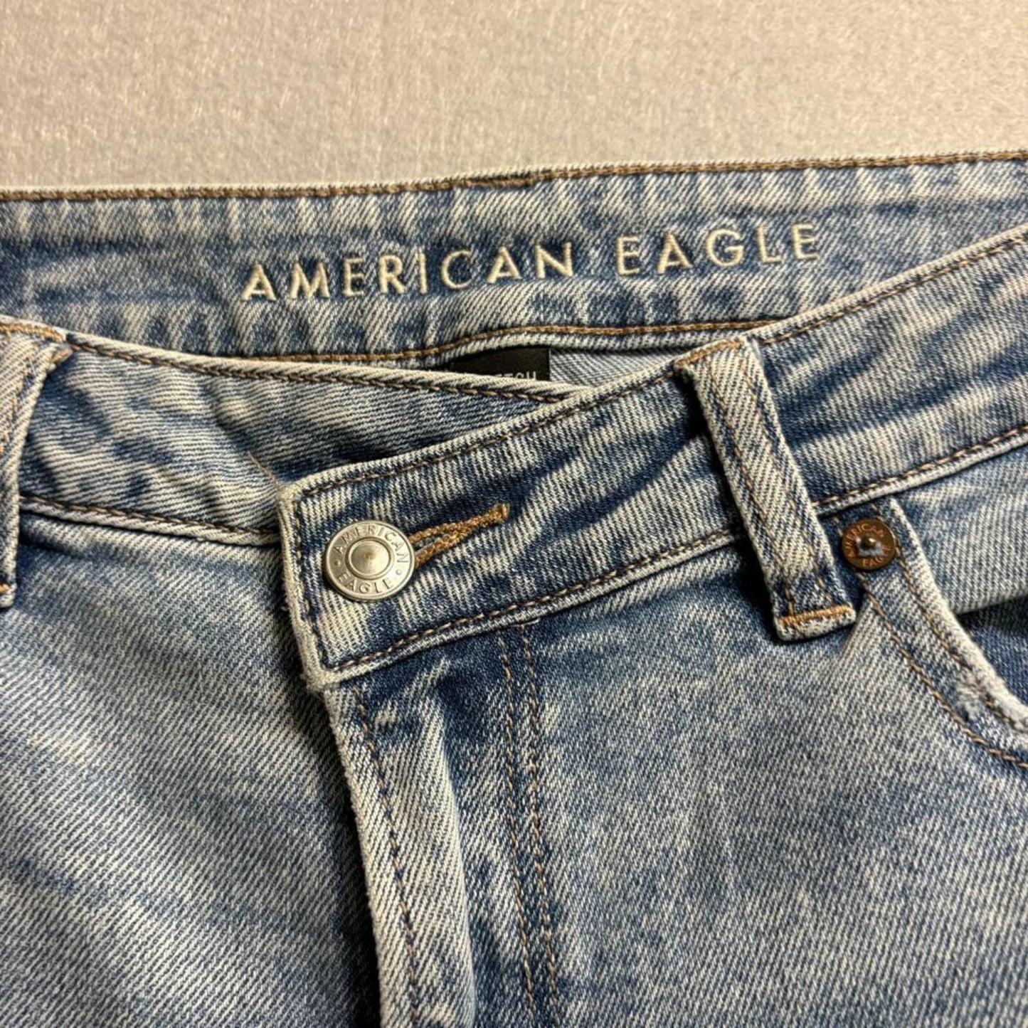 American Eagle Highest Rise Mom Jeans Womens 8 Regular Blue Distressed Pockets